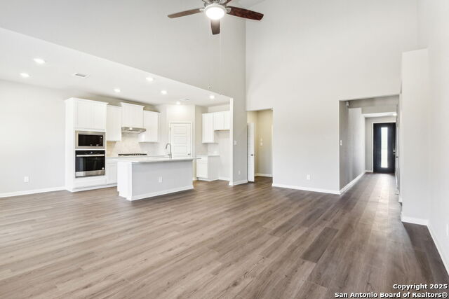 Listing photo id 3 for 17035 Blaise Terrace