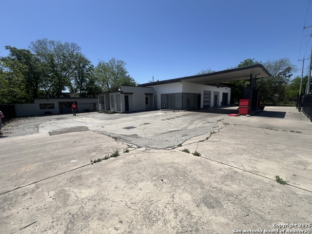 Listing photo id 1 for 1850 Houston St E 1