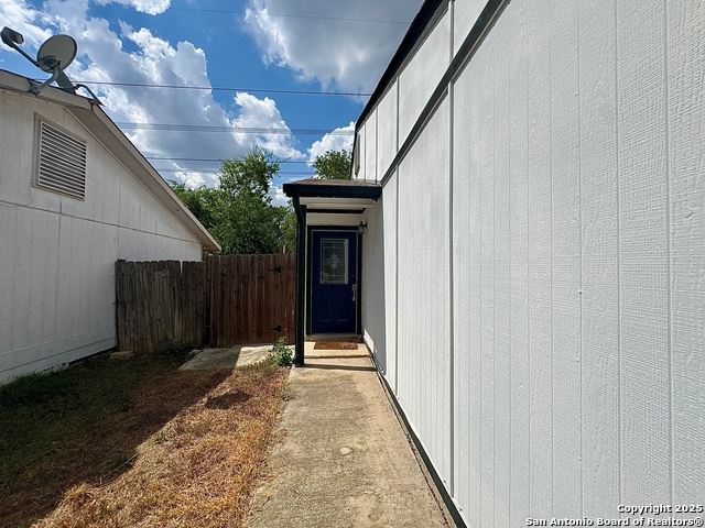 Listing photo id 7 for 7823 Broadwick