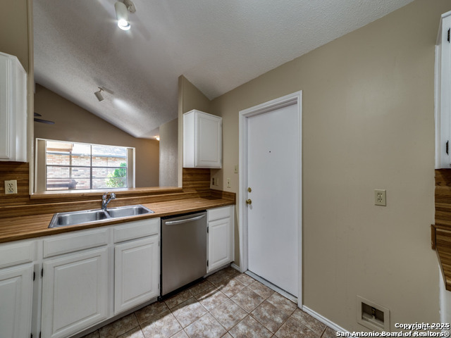 Listing photo id 9 for 6514 Spanish Earth