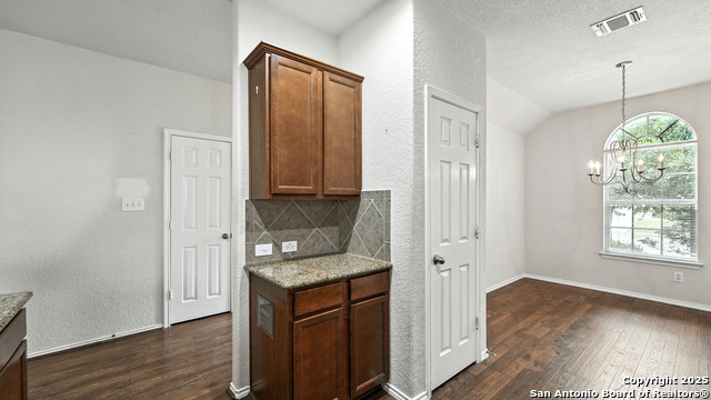 Listing photo id 4 for 3044 Turquoise