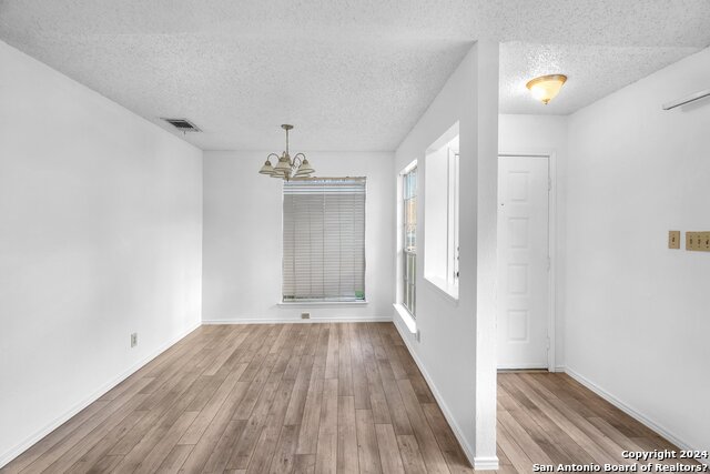 Listing photo id 3 for 7018 Elmbank