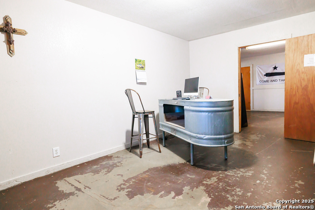 Listing photo id 8 for 1505 E Sarah Dewitt Dr