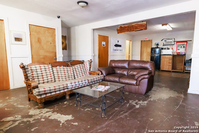 Listing photo id 9 for 1505 E Sarah Dewitt Dr