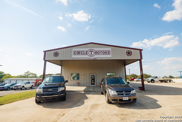 Listing photo id 2 for 1505 E Sarah Dewitt Dr