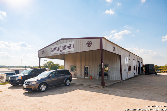 Listing photo id 3 for 1505 E Sarah Dewitt Dr