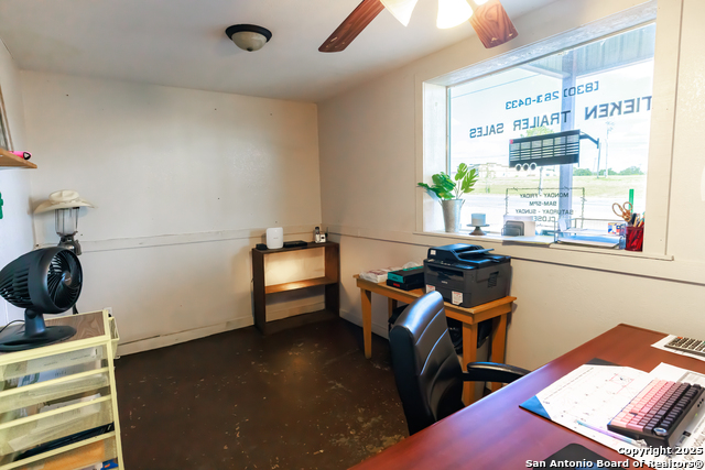 Listing photo id 4 for 1505 E Sarah Dewitt Dr