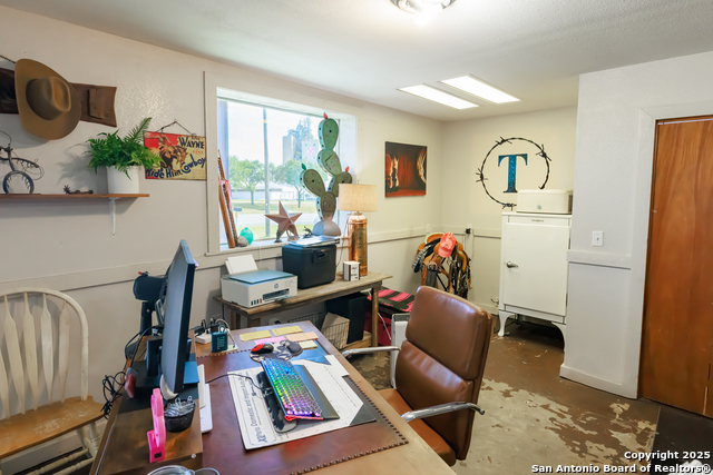 Listing photo id 5 for 1505 E Sarah Dewitt Dr