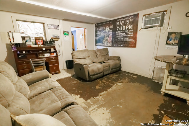 Listing photo id 6 for 1505 E Sarah Dewitt Dr