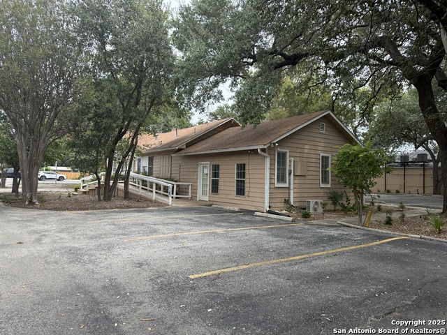 Listing photo id 1 for 1117 Court E