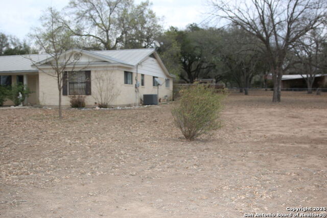 Listing photo id 9 for 510 Fm 471 North