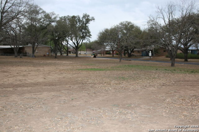 Listing photo id 10 for 510 Fm 471 North