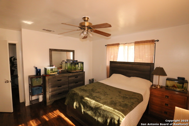 Listing photo id 17 for 510 Fm 471 North