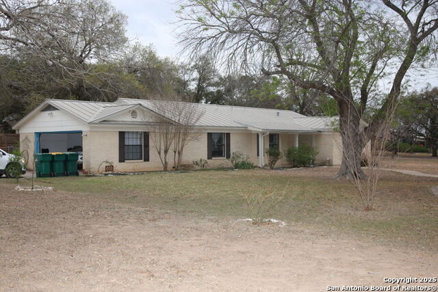Listing photo id 0 for 510 Fm 471 North