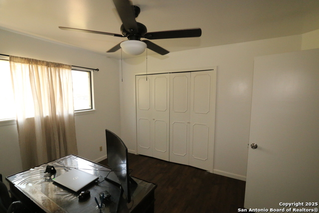 Listing photo id 22 for 510 Fm 471 North