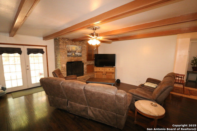 Listing photo id 26 for 510 Fm 471 North