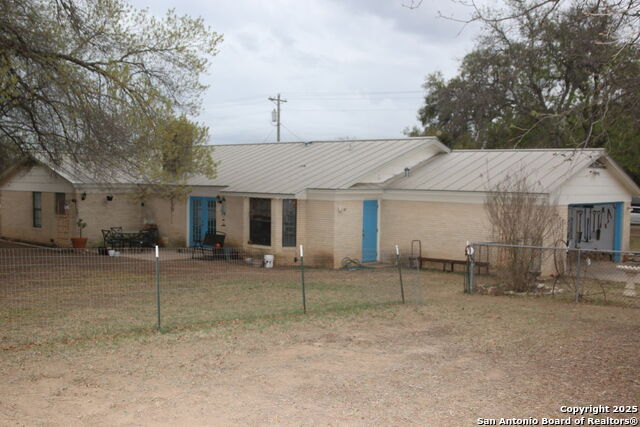 Listing photo id 1 for 510 Fm 471 North