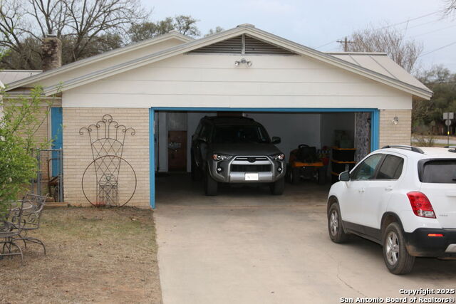 Listing photo id 2 for 510 Fm 471 North