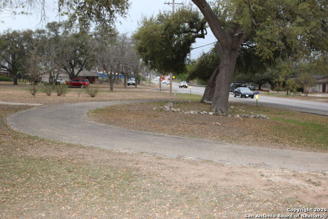 Listing photo id 3 for 510 Fm 471 North