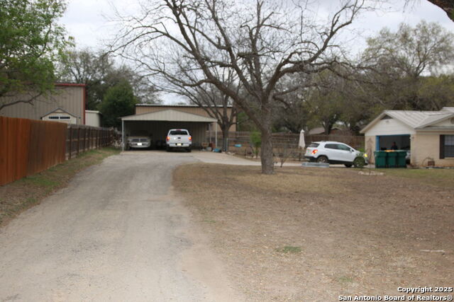 Listing photo id 4 for 510 Fm 471 North