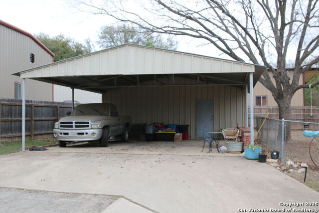 Listing photo id 5 for 510 Fm 471 North