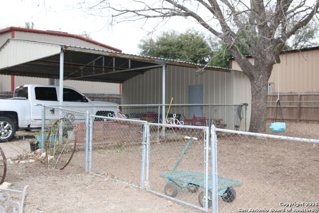 Listing photo id 6 for 510 Fm 471 North