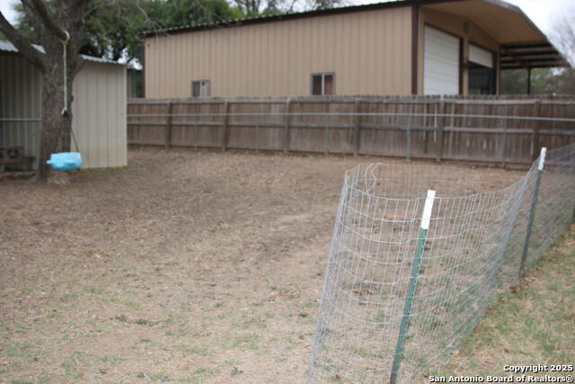 Listing photo id 7 for 510 Fm 471 North