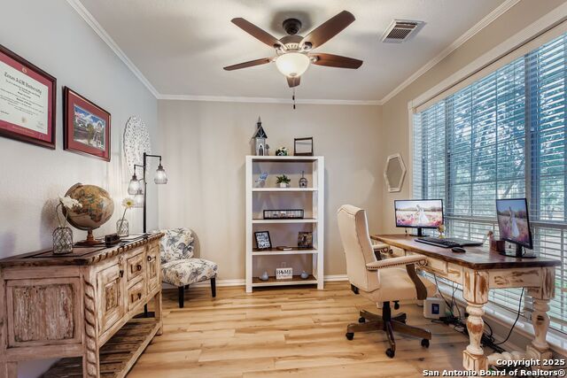 Listing photo id 13 for 700 Moss Wood