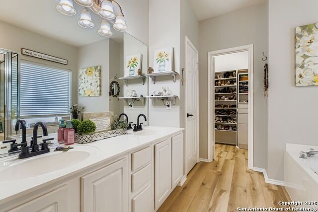 Listing photo id 18 for 700 Moss Wood