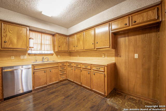 Listing photo id 8 for 202 Canyon Wren Drive