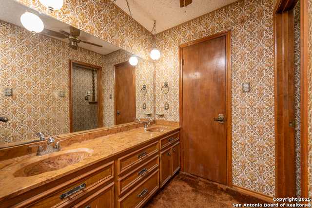 Listing photo id 11 for 202 Canyon Wren Drive