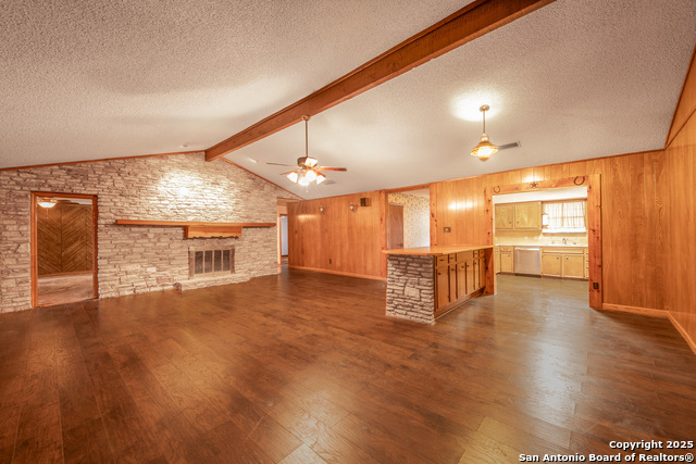 Listing photo id 5 for 202 Canyon Wren Drive