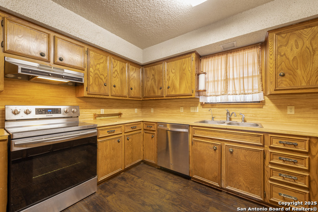Listing photo id 7 for 202 Canyon Wren Drive