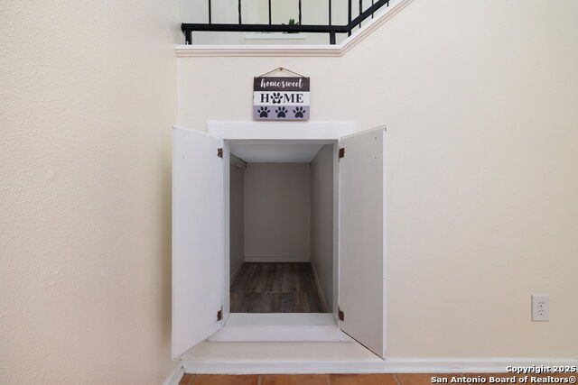 Listing photo id 12 for 6123 Farragut