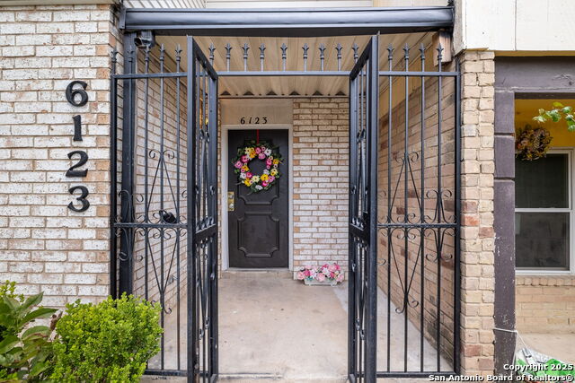 Listing photo id 2 for 6123 Farragut