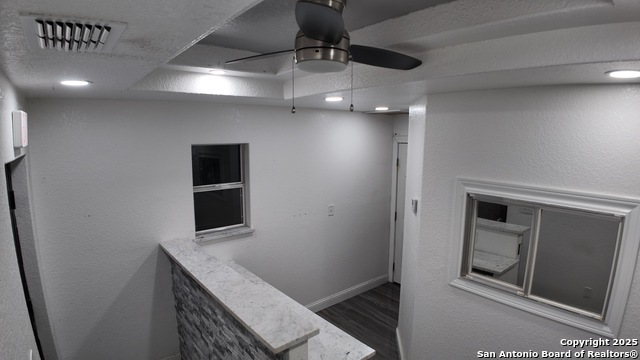 Listing photo id 9 for 4060 I-35 North