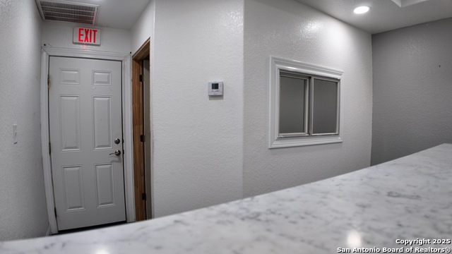 Listing photo id 10 for 4060 I-35 North