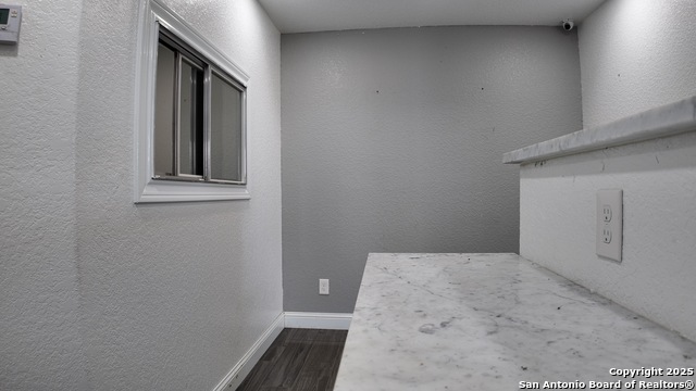 Listing photo id 11 for 4060 I-35 North