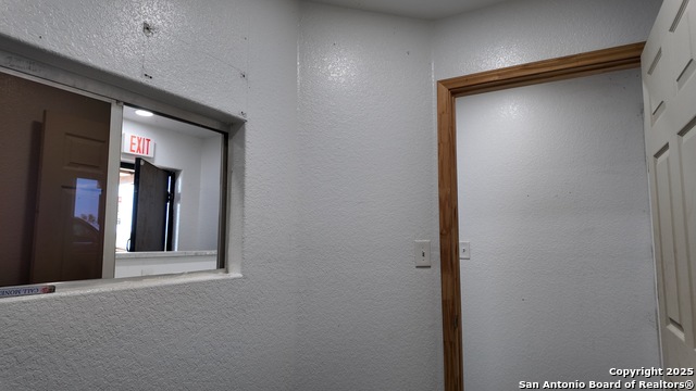 Listing photo id 13 for 4060 I-35 North