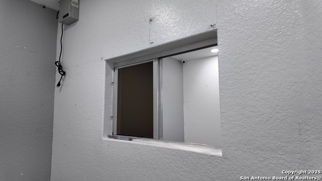 Listing photo id 14 for 4060 I-35 North