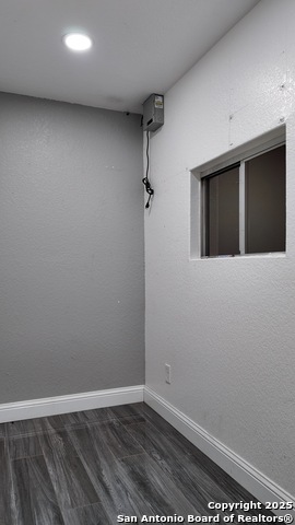 Listing photo id 15 for 4060 I-35 North