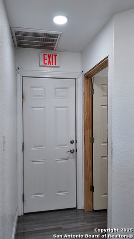 Listing photo id 16 for 4060 I-35 North