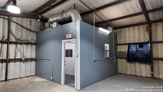 Listing photo id 17 for 4060 I-35 North