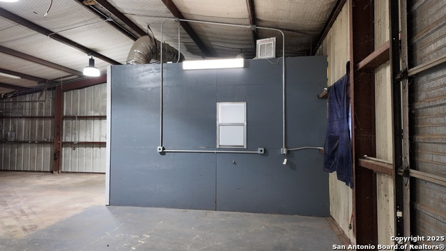 Listing photo id 18 for 4060 I-35 North