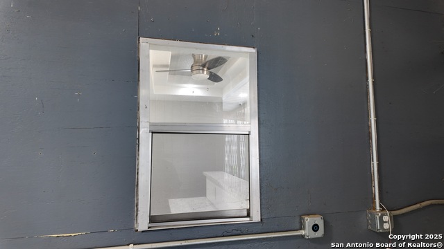 Listing photo id 19 for 4060 I-35 North