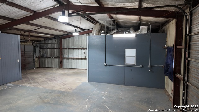 Listing photo id 20 for 4060 I-35 North