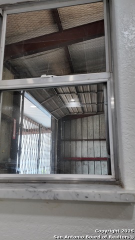 Listing photo id 21 for 4060 I-35 North