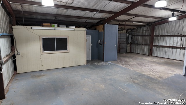 Listing photo id 23 for 4060 I-35 North