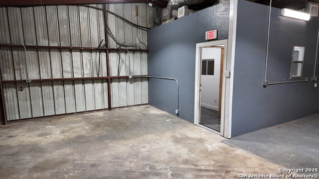 Listing photo id 25 for 4060 I-35 North