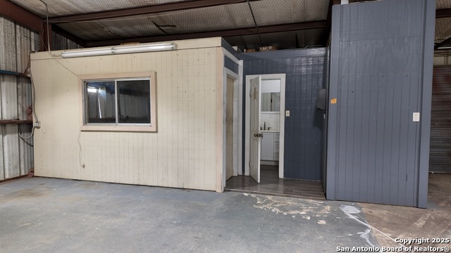 Listing photo id 26 for 4060 I-35 North